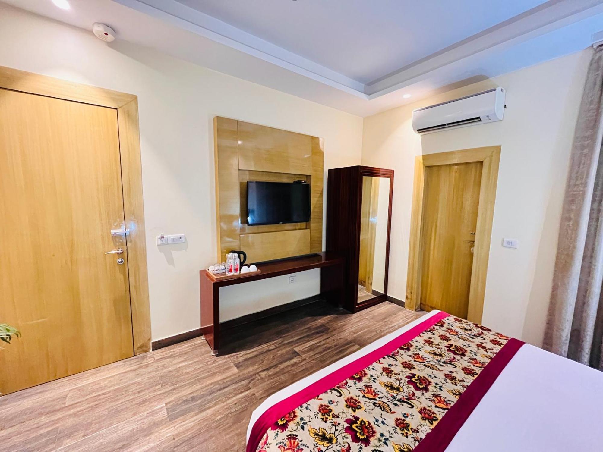 ניו דלהי Hotel Banz Near Indira Gandhi Airport Delhi מראה חיצוני תמונה